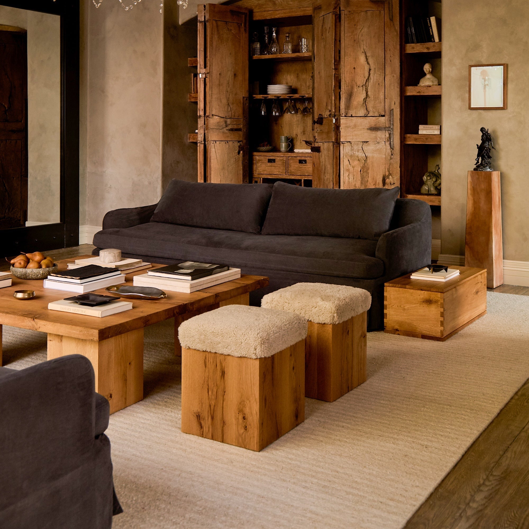 Hocker aus französischer Weißeiche und Schaffell