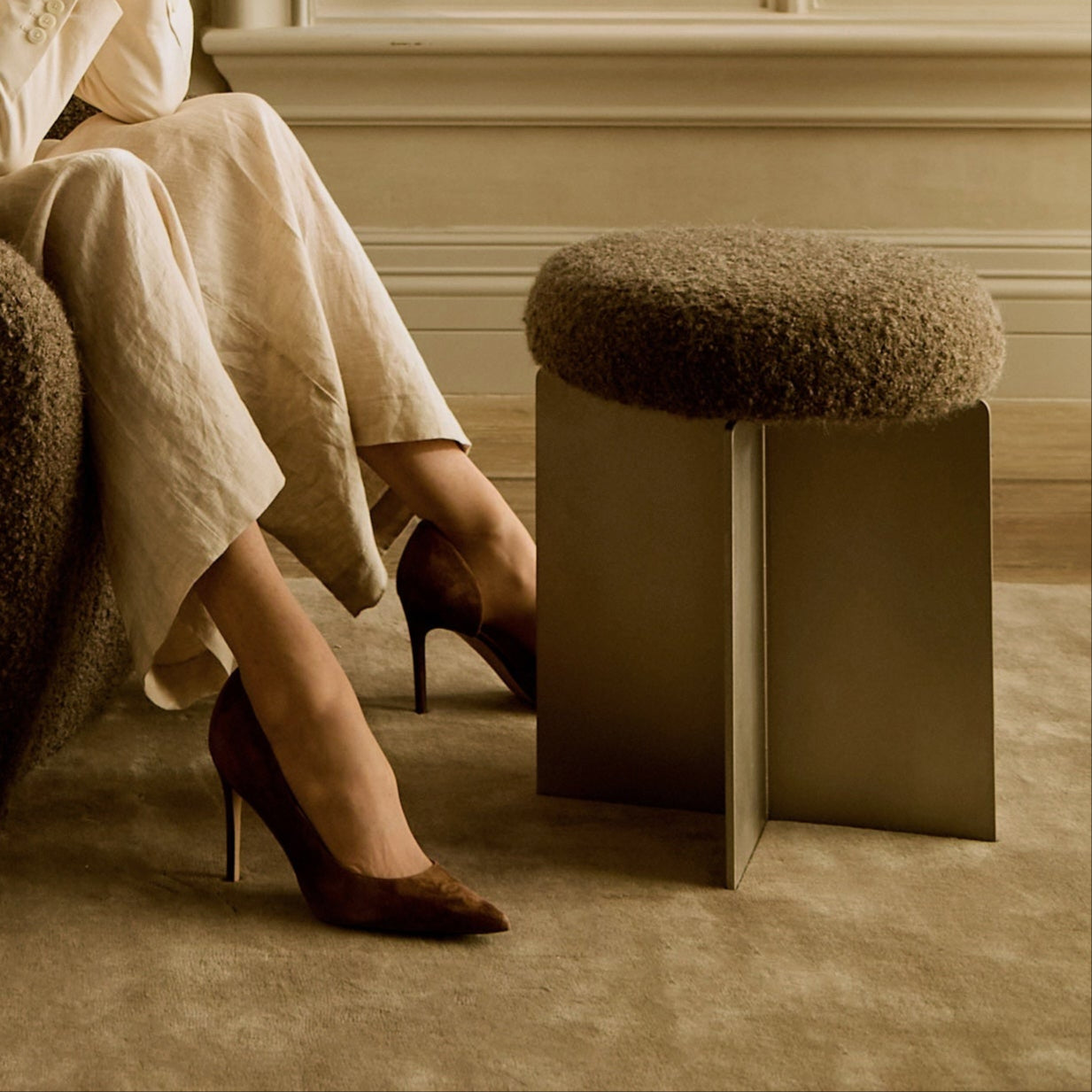 Edelstahlhocker mit mokkafarbenem Mohair-Bouclé-Sitz