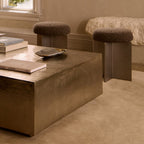 Edelstahlhocker mit mokkafarbenem Mohair-Bouclé-Sitz
