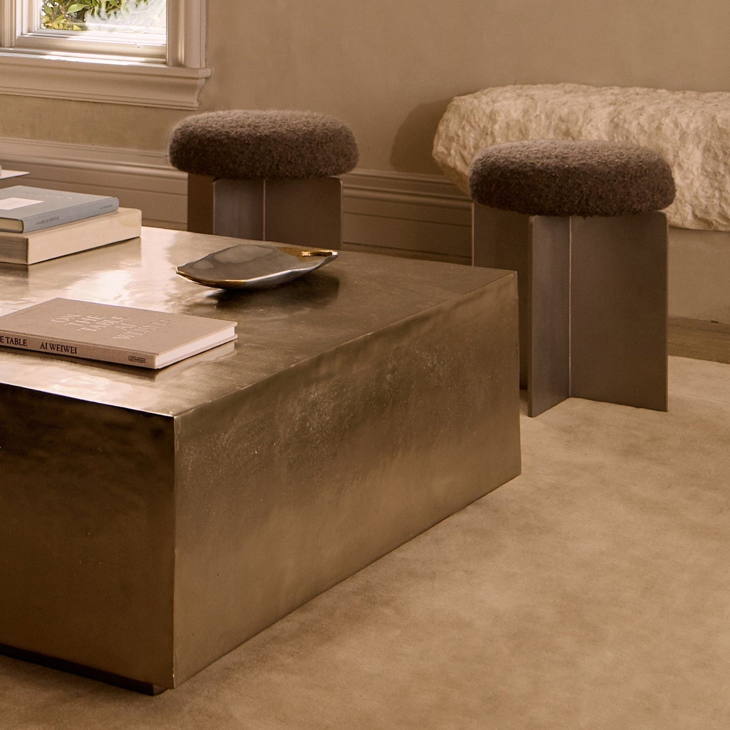 Edelstahlhocker mit mokkafarbenem Mohair-Bouclé-Sitz