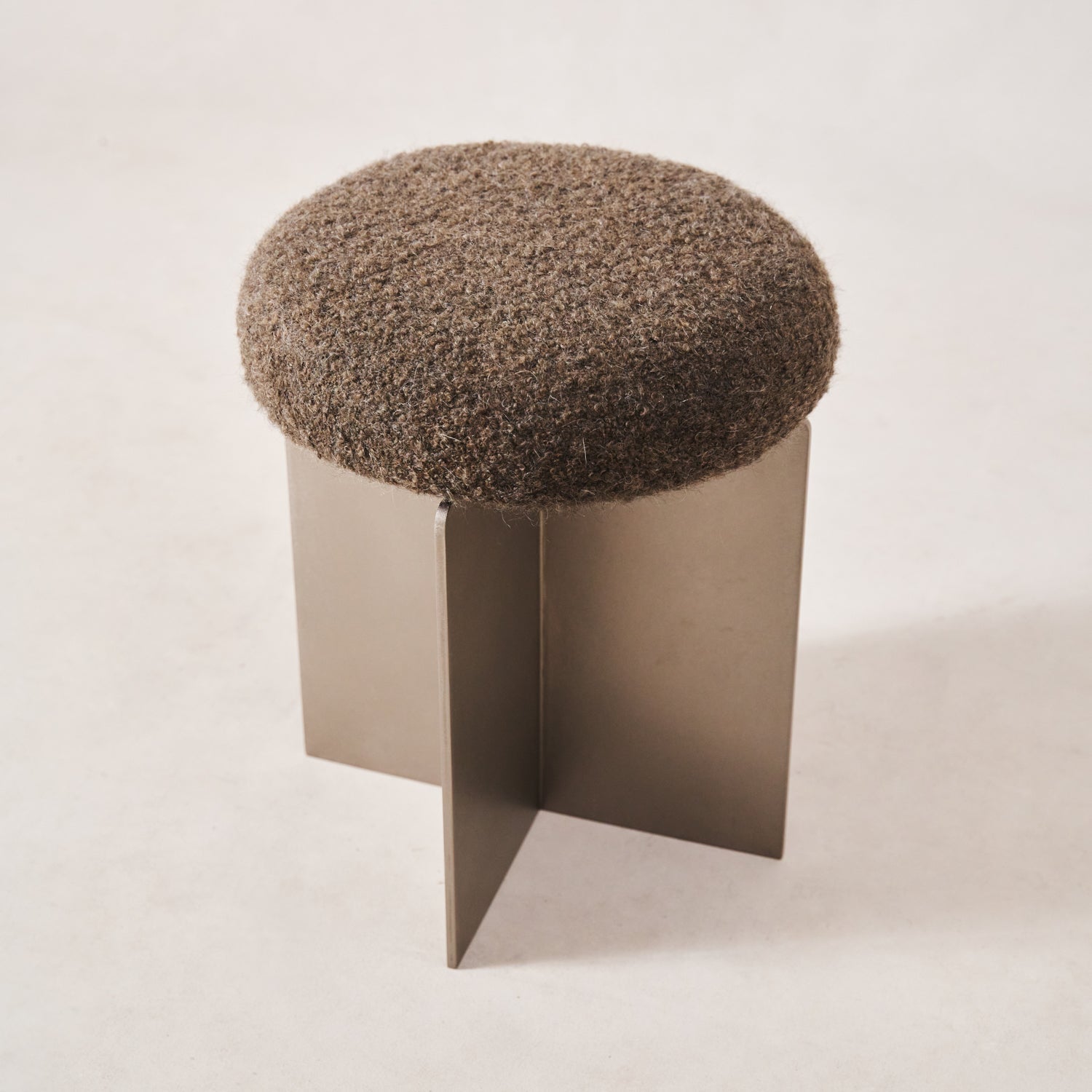 Edelstahlhocker mit mokkafarbenem Mohair-Bouclé-Sitz