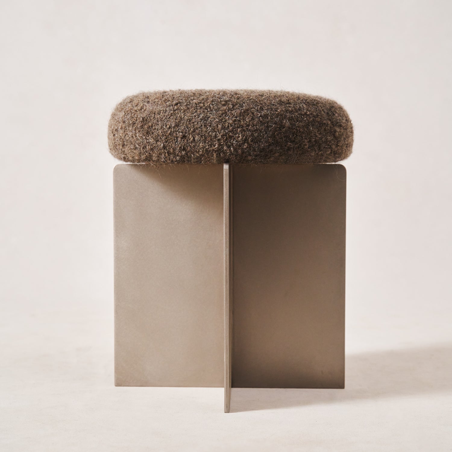 Edelstahlhocker mit mokkafarbenem Mohair-Bouclé-Sitz