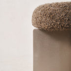 Edelstahlhocker mit mokkafarbenem Mohair-Bouclé-Sitz