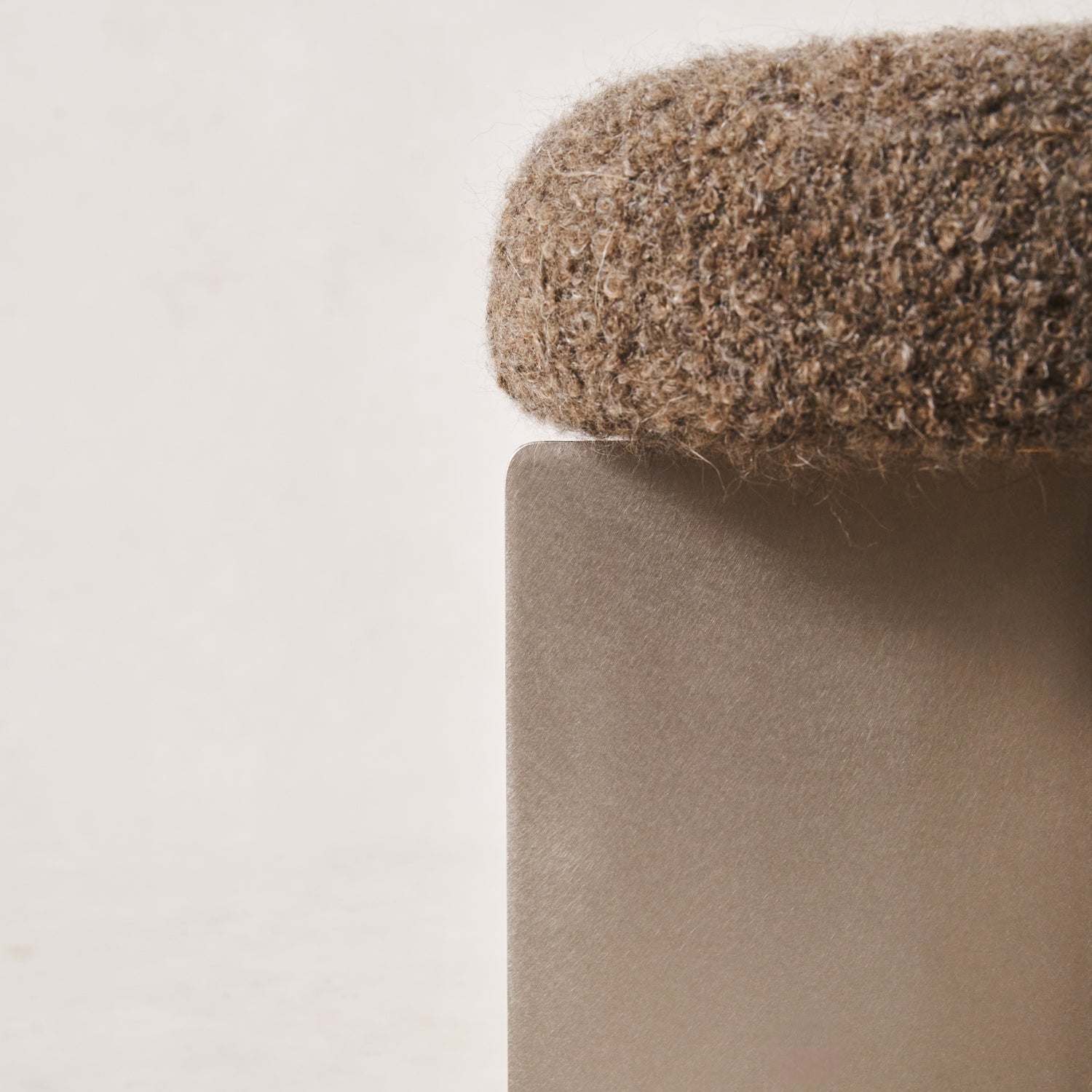 Edelstahlhocker mit mokkafarbenem Mohair-Bouclé-Sitz