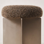 Edelstahlhocker mit mokkafarbenem Mohair-Bouclé-Sitz