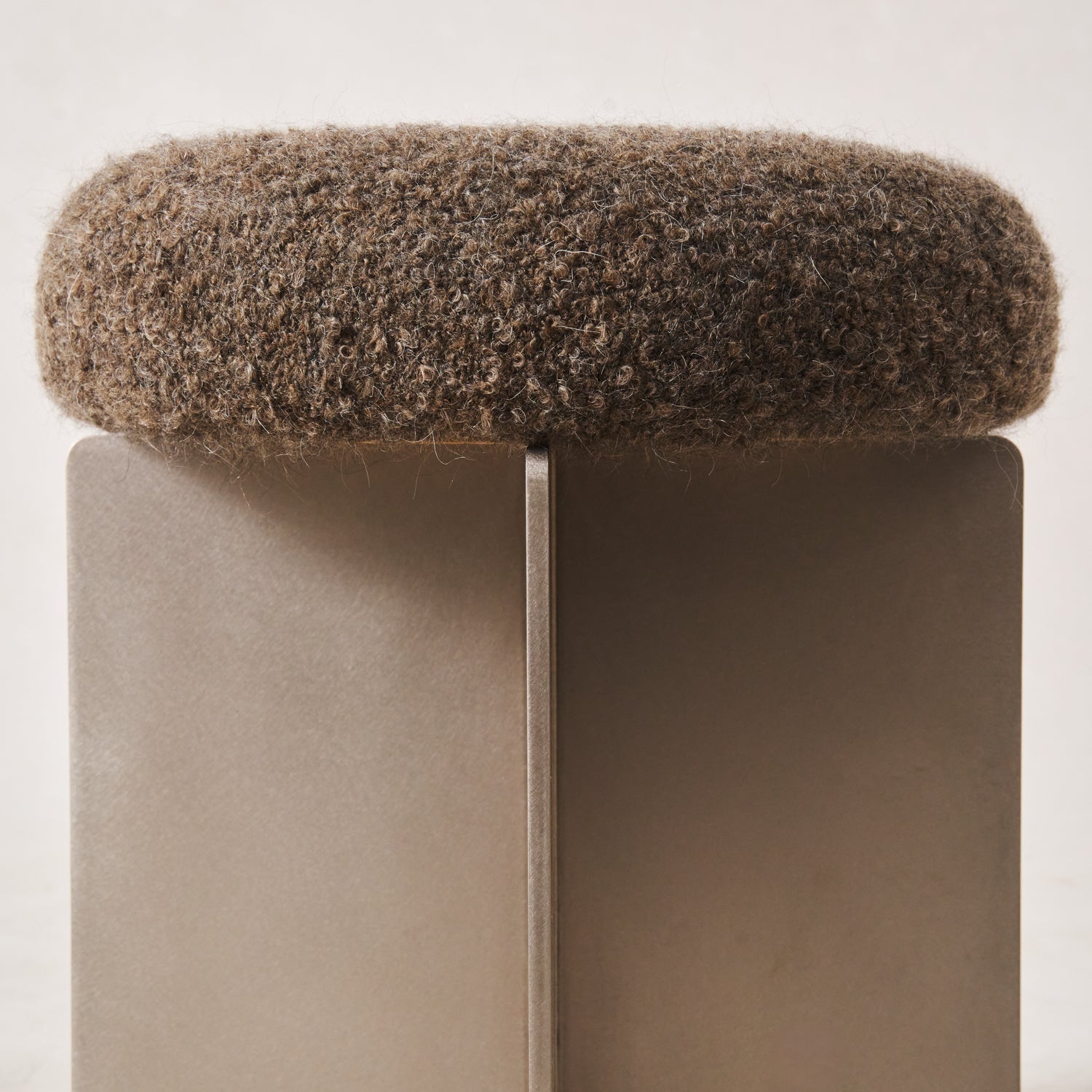Edelstahlhocker mit mokkafarbenem Mohair-Bouclé-Sitz