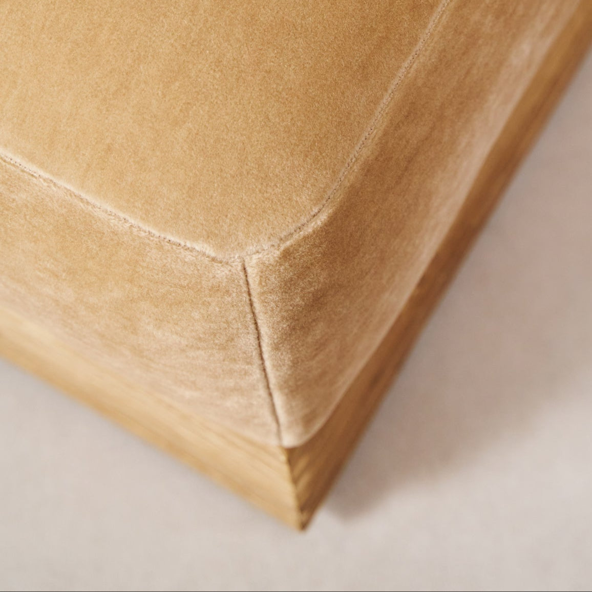 Architektonischer Woll-Mohair-Pouf