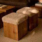 Hocker aus französischer Weißeiche und Schaffell