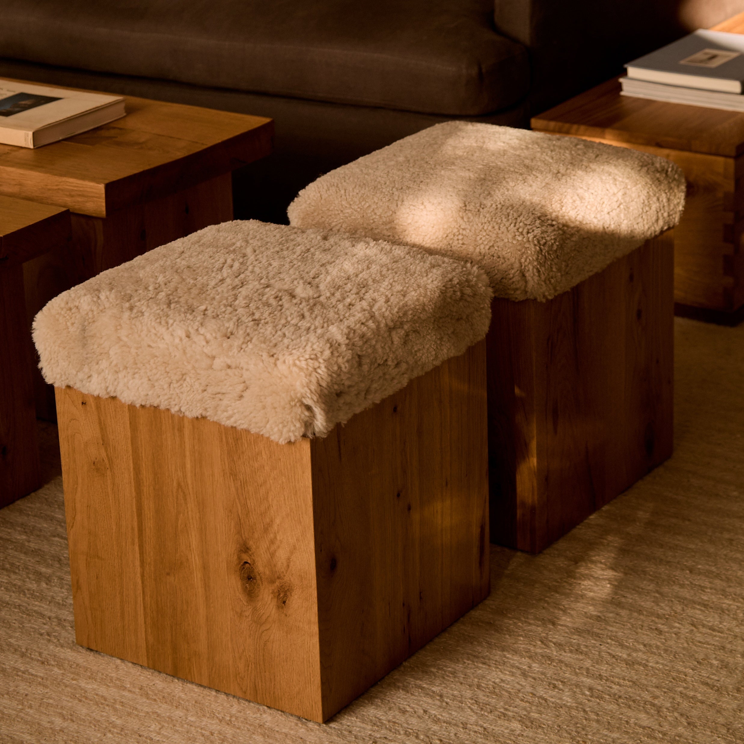 Hocker aus französischer Weißeiche und Schaffell