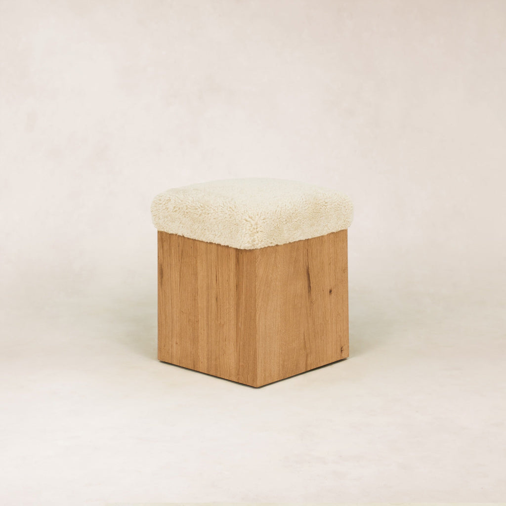 Hocker aus französischer Weißeiche und Schaffell