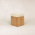 Hocker aus französischer Weißeiche und Schaffell