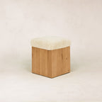 Hocker aus französischer Weißeiche und Schaffell