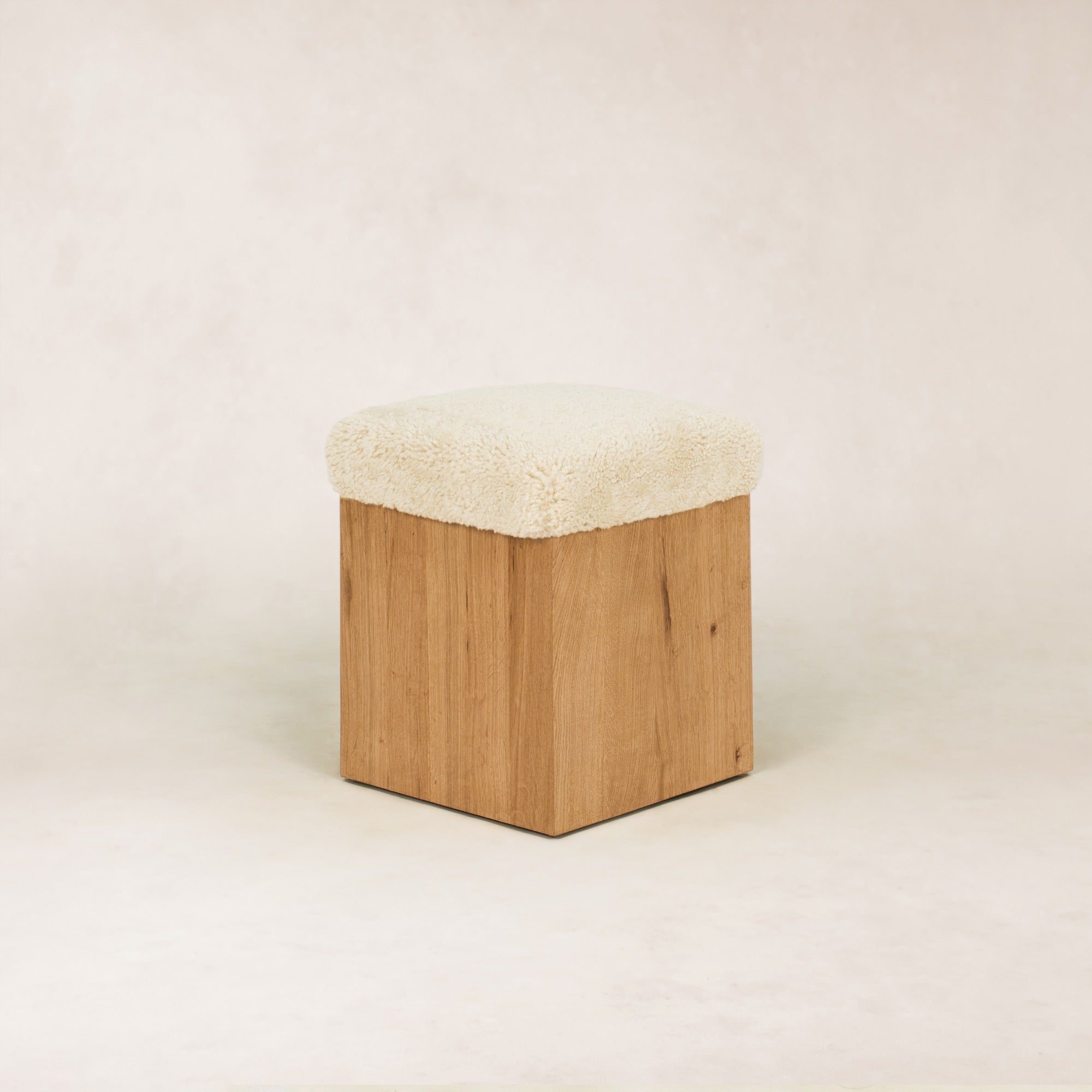 Hocker aus französischer Weißeiche und Schaffell
