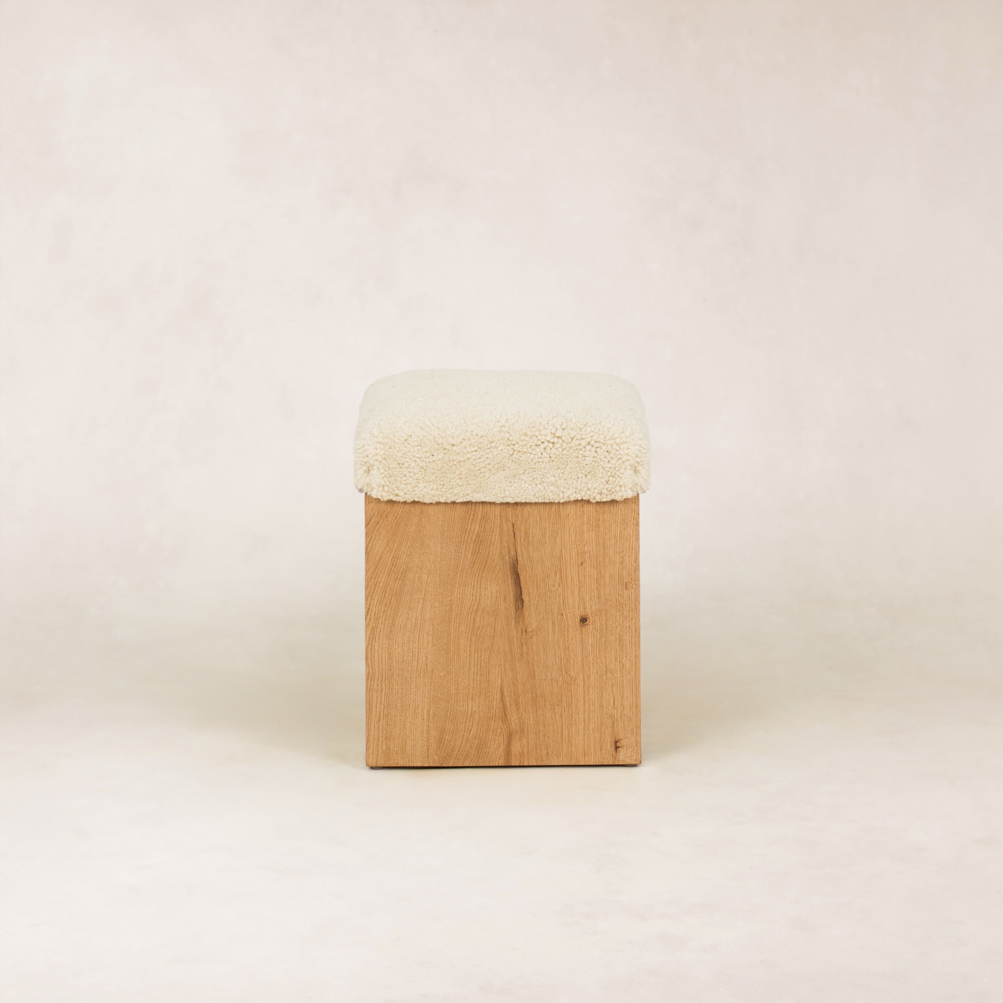Hocker aus französischer Weißeiche und Schaffell