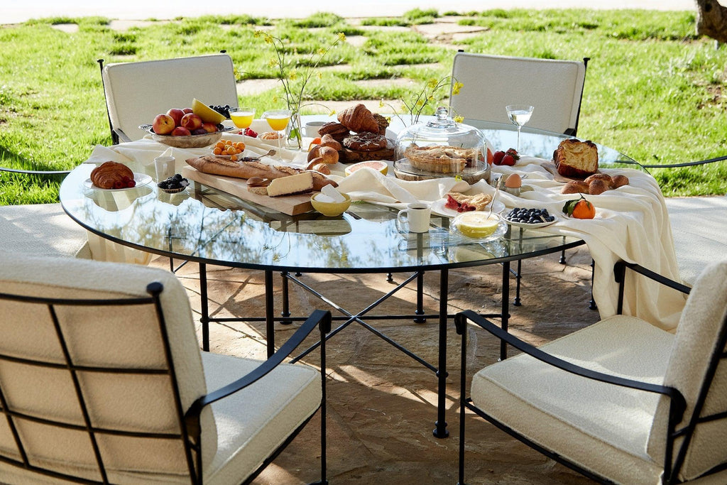 Outdoor-Esstisch aus Glas - schwarzes Gestell