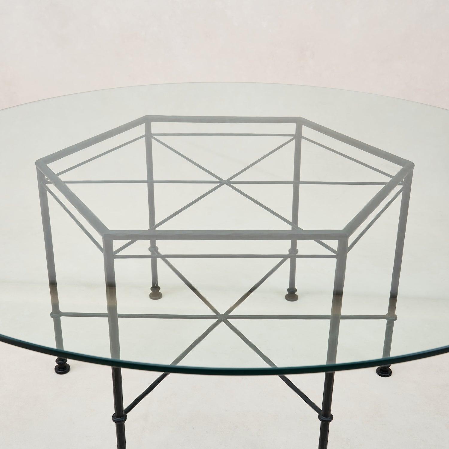 Outdoor-Esstisch aus Glas - schwarzes Gestell