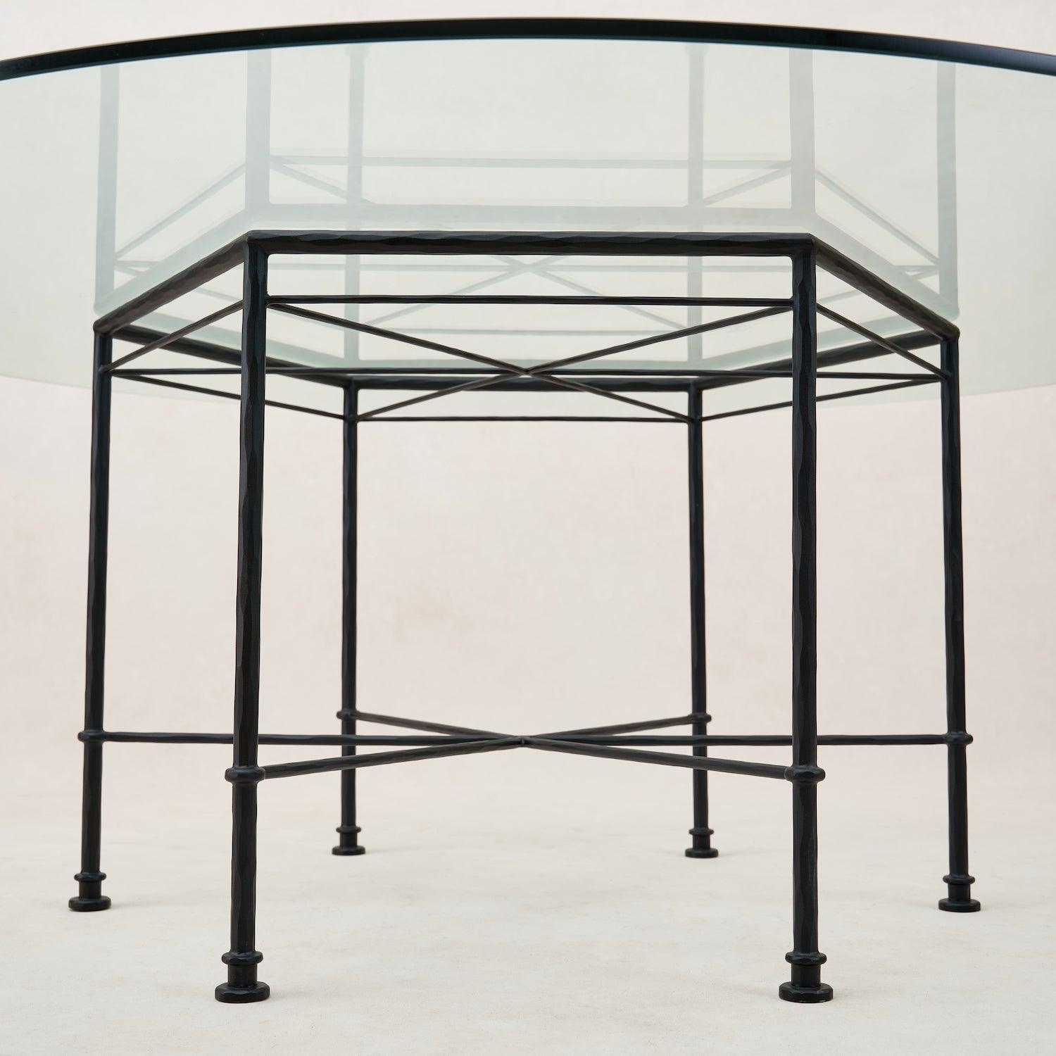 Outdoor-Esstisch aus Glas - schwarzes Gestell