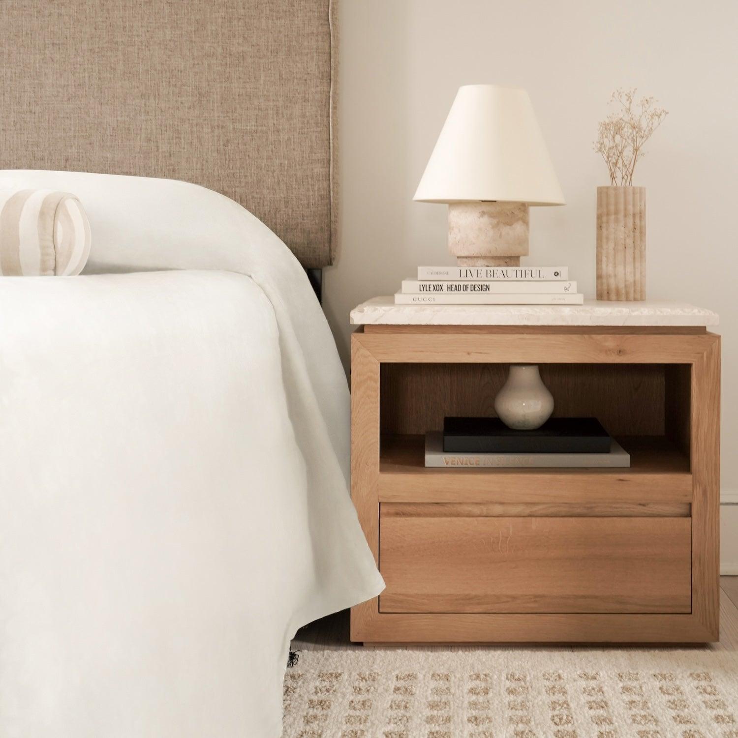 Nachttisch mit Marmorplatte und Soft-Close-Schublade – Weißeiche