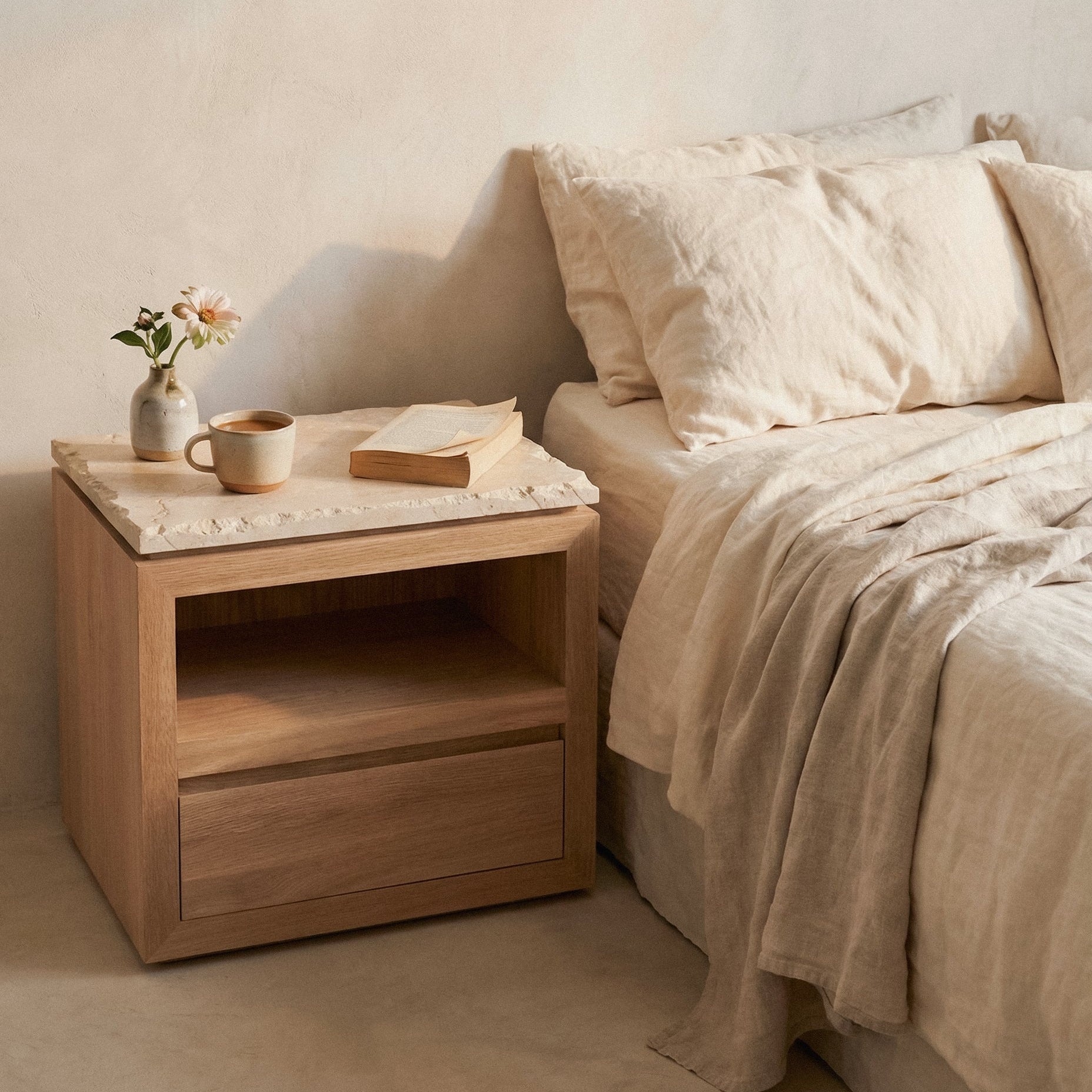 Nachttisch mit Marmorplatte und Soft-Close-Schublade – Weißeiche